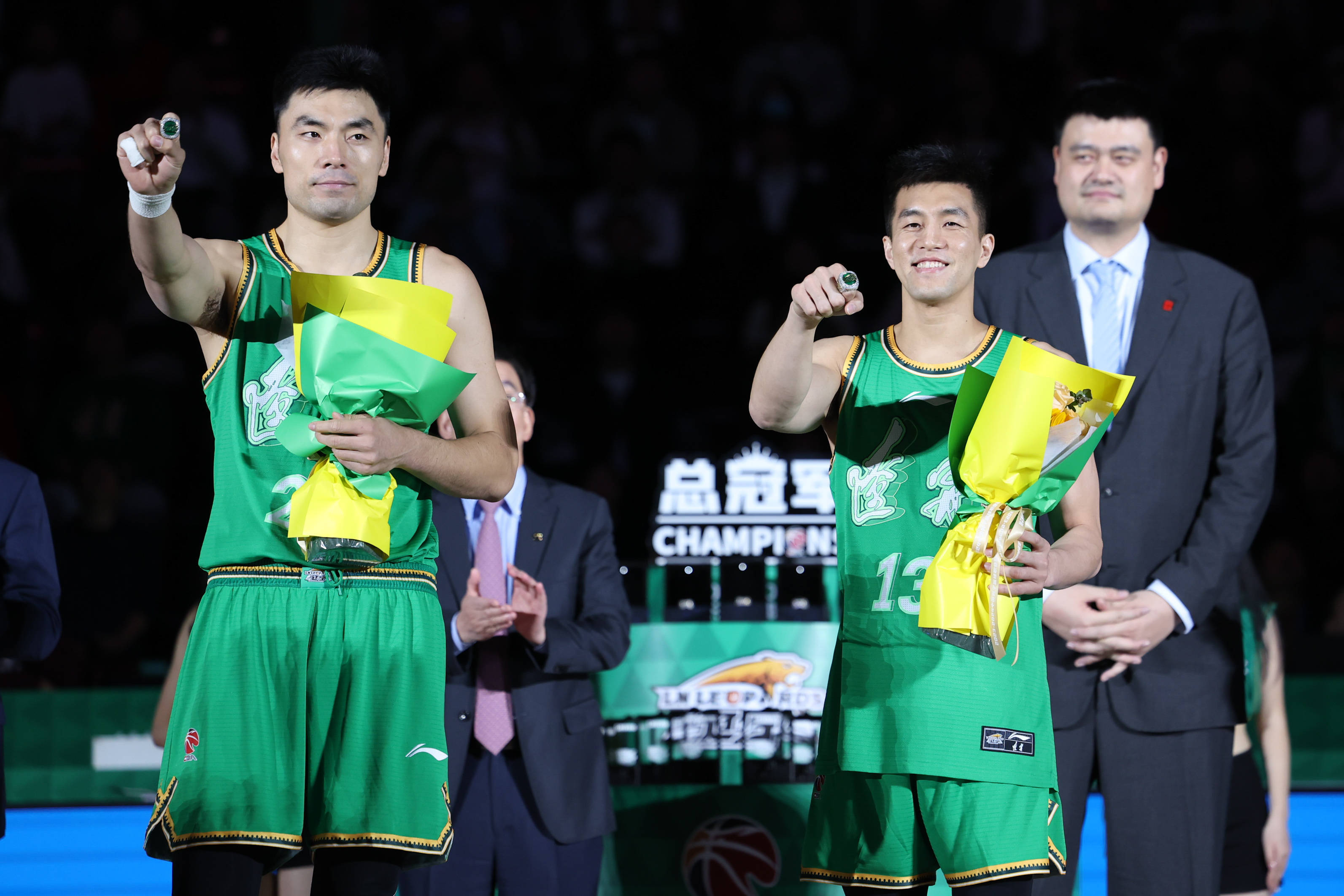 开云棋牌官方上海久事训练开放日，赛前迎来里程碑引欢呼，CBA常规赛在即，身体对抗强度拉满的简单介绍